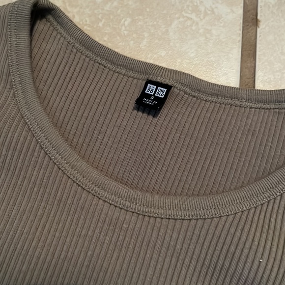 UNIQLO Cropped Ribbed Tee - Picture 2 of 2